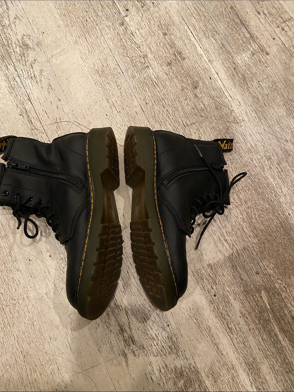 Black leather Dr Martens size US man’s 4 ladies size US 5 - Picture 3 of 9